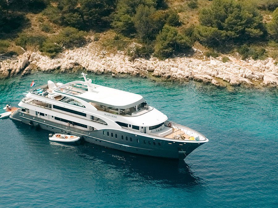 luxbe-yacht-Agape-Rose-Luxury-Mini-Cruiser-Yacht-6