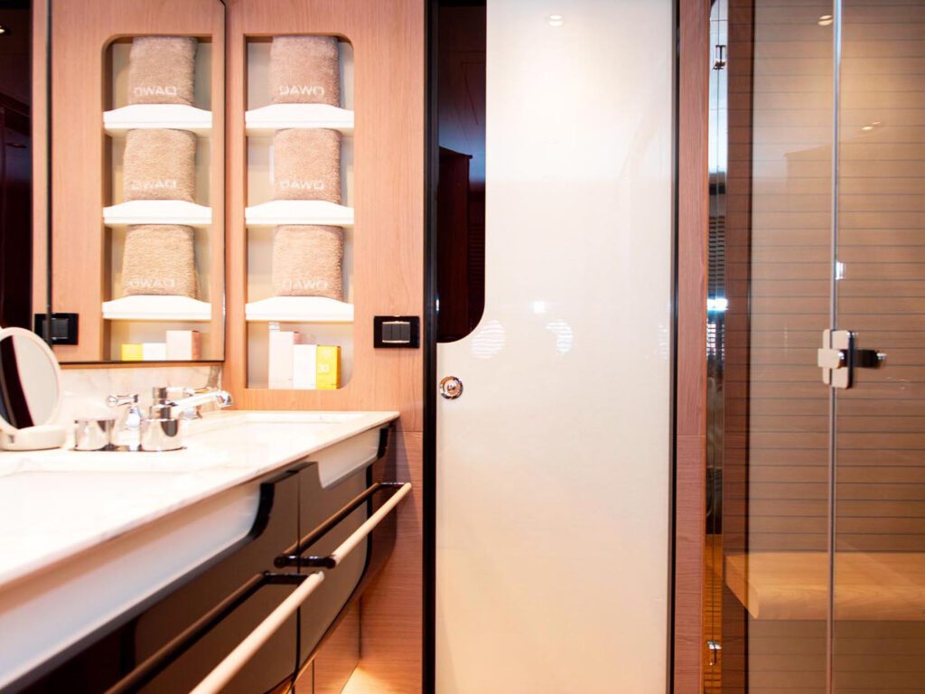 luxbe-yacht-Azimut-Grande-27-Luxury-Yacht-6