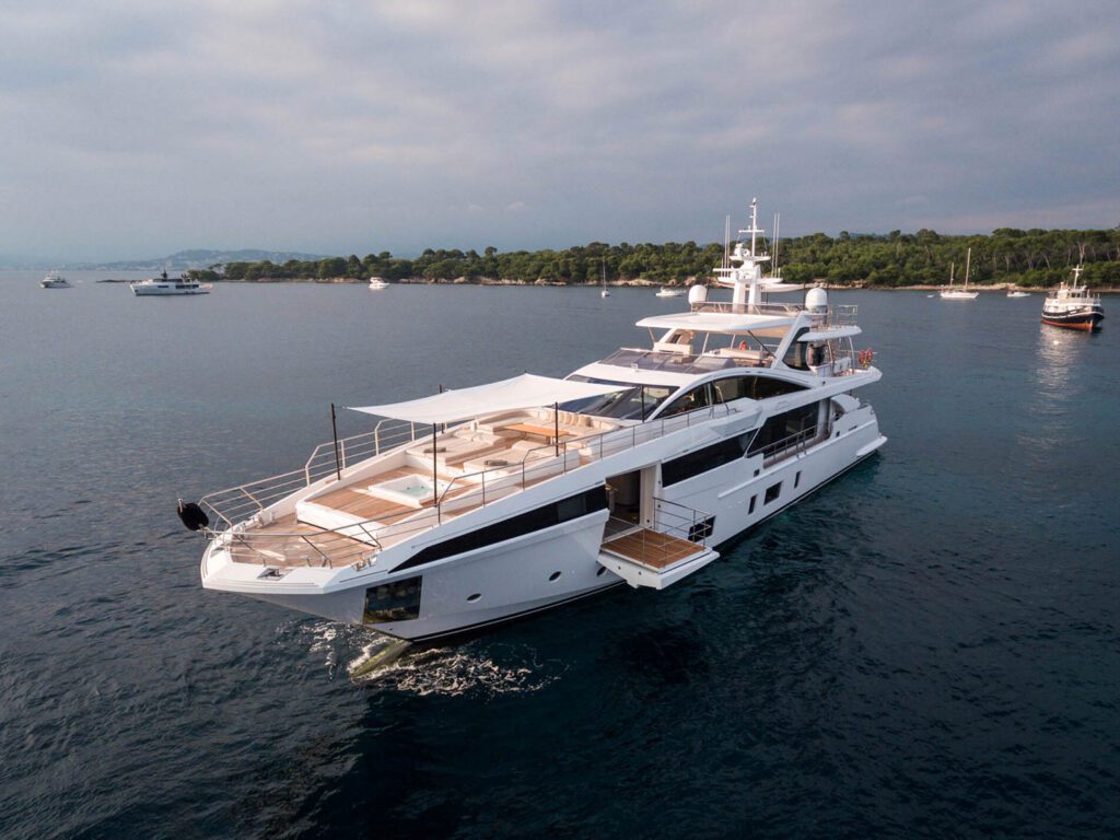 luxbe-yacht-Azimut-Grande-35-Luxury-Yacht-6