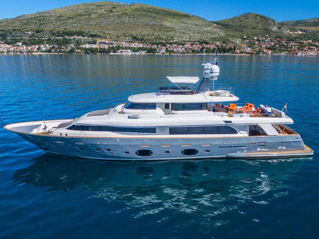 luxbe-yacht-Navetta-33-Luxury-Motor-Yacht-1
