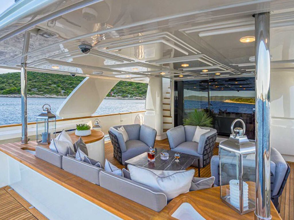 luxbe-yacht-Navetta-33-Luxury-Motor-Yacht-2