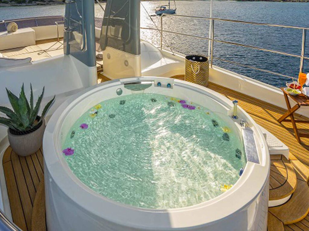 luxbe-yacht-Navetta-33-Luxury-Motor-Yacht-3