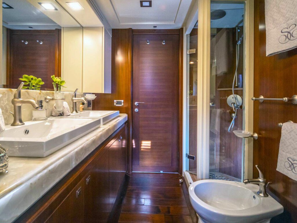 luxbe-yacht-Navetta-33-Luxury-Motor-Yacht-6