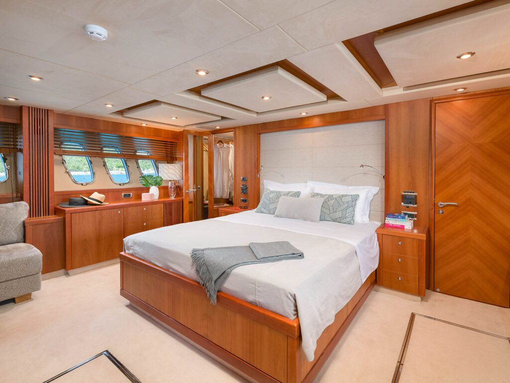 luxbe-yacht-Predator-108-Motor-Yacht-5